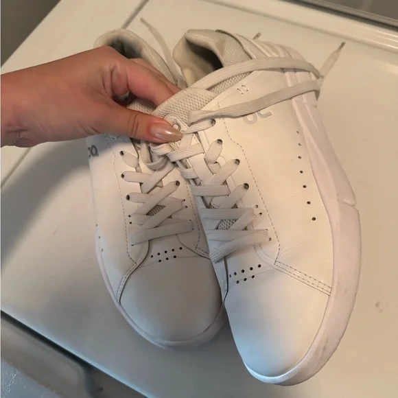 White On Cloud “The Roger” - Picture 2 of 7